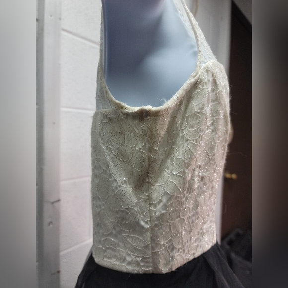 SPEECHLESS High-Neck Lace and Tiered Mesh Formal Prom Dress - Picture 4 of 8